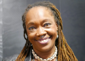 Mujer afro sonriendo